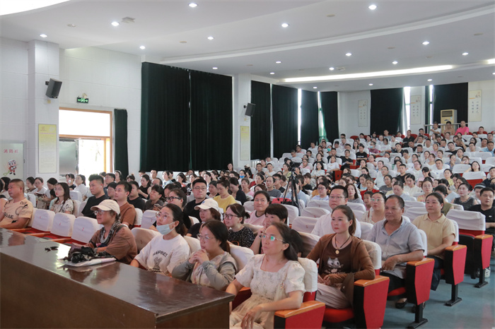 2025.8.30爱的约定,同心同行——记安镇实验小学一年级家长会 (8).jpg